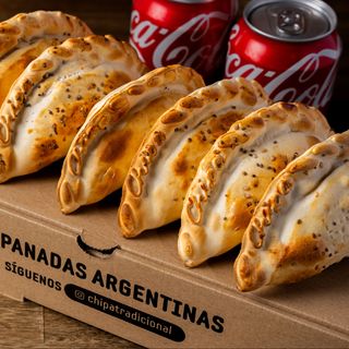 Empanadas (6 uds.) + bebidas (2 uds.)