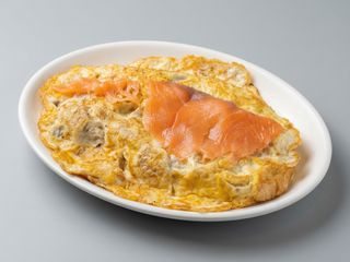 Tostada De Tomate Untado Y Tortilla De Gambas