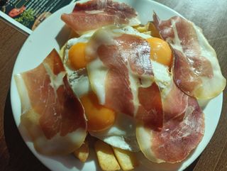  Huevos Rotos Con Jamón Serrano