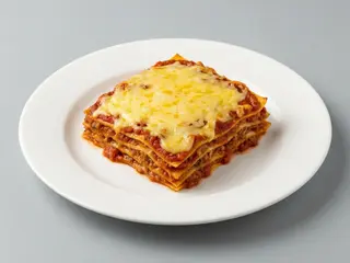 Lasaña de atún, cebolla y tomate