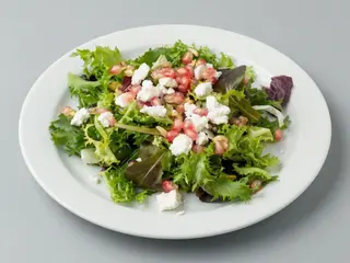 Ensalada de brotes con queso se cabra