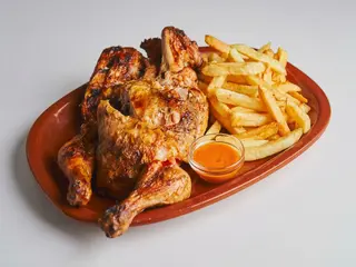 Pollo Entero Asado Con Plátano
