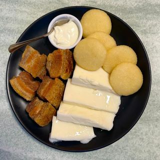 Chicharrón con Arepitas.