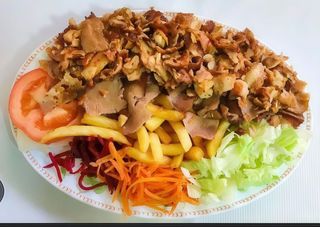 Plato combinado de Carne, patatas y ensalada