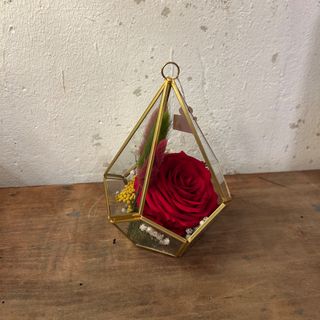 COFRE DORADO CON ROSA