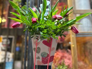 BOLSO DE TULIPANES Y VERDES VARIADOS