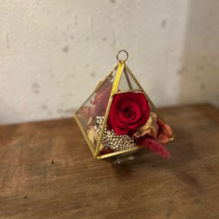 COFRE DORADO CON ROSA