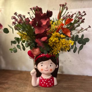 JARRON MUÑECA ROJO CON DETALLE ROMANTICO Y ADORNO FLORAL