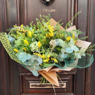 RAMO DE TULIPANES Y VERDES VARIADOS