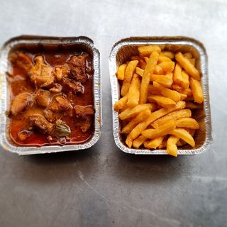 Carne en salsa con patatas fritas[por separado]