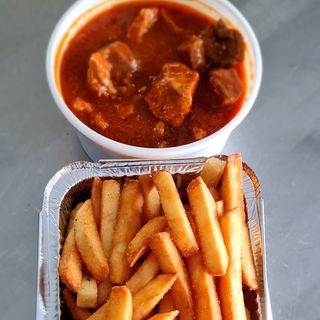 Carne en salsa con patatas fritas[por separado]