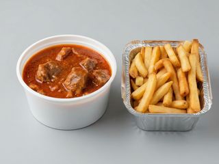 Carne en salsa con patatas fritas[por separado]