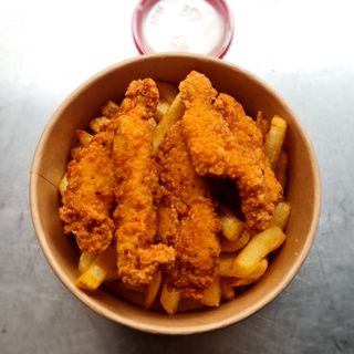 Fingers de pollo con patatas y alioli