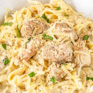 Spaguetti a la crema con pollo[700gr]