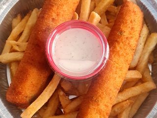 Flaminquines con patatas fritas y alioli 