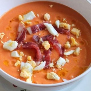 Salmorejo casero con jamón