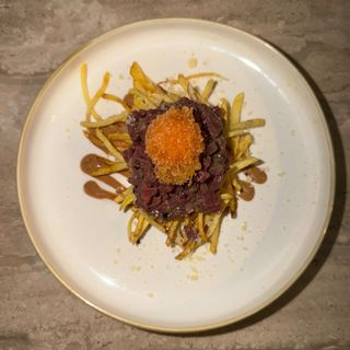 HUEVOS ROTOS 2.0 CON STEAK TARTAR Y YEMA FRITA