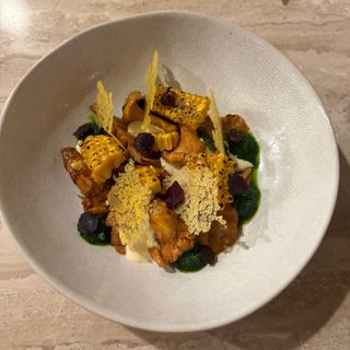 SETAS DE TEMPORADA CON MAIZ, SALSA DE MISO Y PESTO DE PEREJIL ESTILO