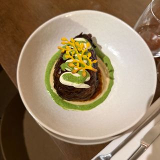 BERENJENA ORIENTE-MEDITERRÁNEA CON CREMOSO DE QUESO DE CABRA, TAHINI