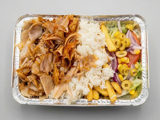Plato kebab combinado con arroz con lata