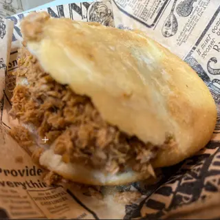 Arepa frita de carne mechada