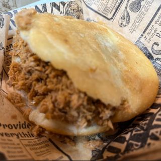Arepa frita de carne mechada