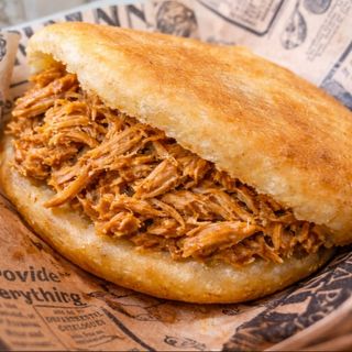 Arepa frita de pollo