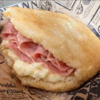 Arepa frita de jamón y queso