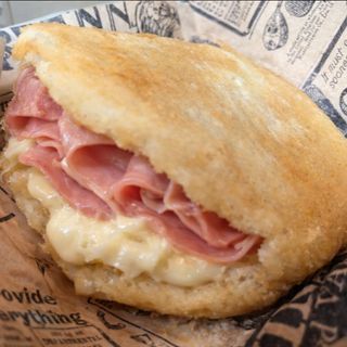 Arepa frita de jamón y queso