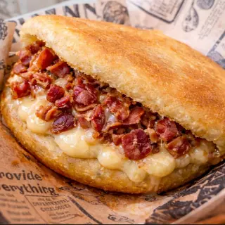 Arepa frita de bacón y queso