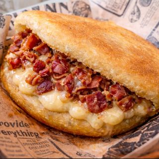 Arepa frita de bacón y queso