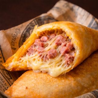 Empanada de jamón y queso latino
