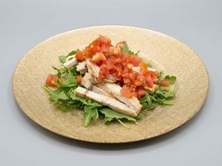 Rodaja De Pez Espada A La Plancha Con Rúcula Y Tomate Cherry