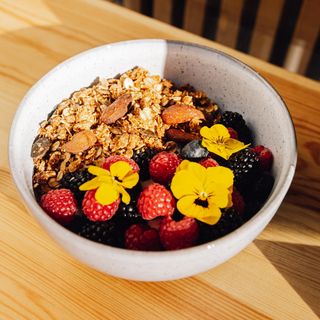 Yogurt con granola y frutos de estacion