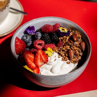 Yogur Con Granola Y Frutas De Estación