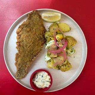 Milanesa con ensalada papa y huevo