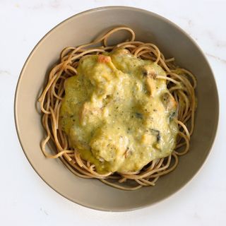 Espaguetis integrales cremosos con pollo en salsa de puerro (400g)