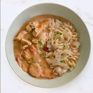 Noodles de arroz con curry rojo de pollo (400g)