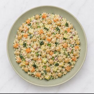 Ensalada de garbanzos con couscous y salsa de yogurt