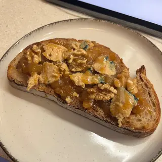 Tostada de queso Roquefort y miel de miso