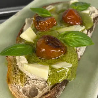 Tosta de pesto y ricotta