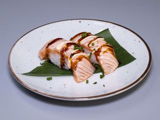 86. Nigiri De Salmón Flameado (2 Uds.)