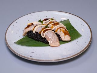 89. Nigiri Black Salmón Flameado (2 Uds.)