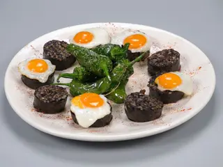 Ración De Morcilla A La Plancha Con Huevos De Codorniz