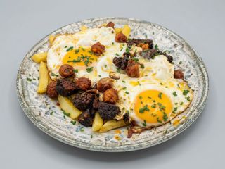 Huevos rotos con patatas, morcilla y chistorra