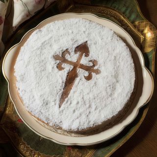 Tarta de Santiago y dulce de leche