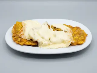 Patacón frito con queso gratinado