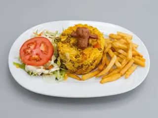 Arroz con pollo y patatas fritas