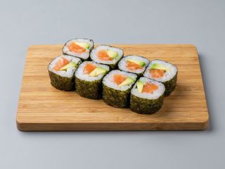 Maki salmon con aguacate