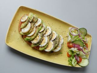 TOSTA AGUACATE + TARTA QUESO